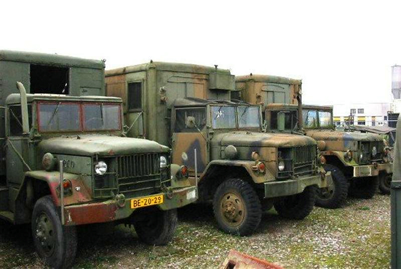 Reo M185 zoals aangetroffen bij Staman in Nijverdal. Naast 2 M109 Reo's.